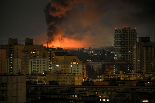 Attacchi russi nella notte vicino Kiev, tre morti tra cui un bambino Attacchi russi nella notte vicino Kiev, tre morti tra cui un bambino
