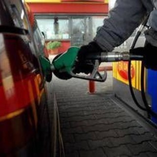 Tregua Iran-Usa e caro carburanti, per il calo dei prezzi bisognerà aspettare Tregua Iran-Usa e caro carburanti, per il calo dei prezzi bisognerà aspettare