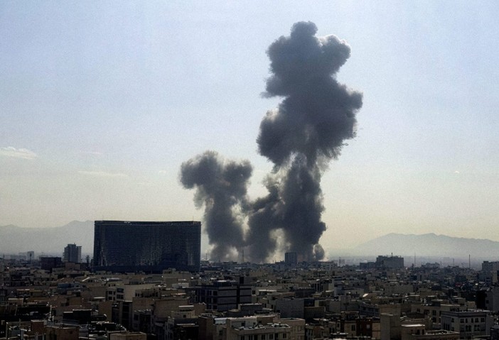 Nuovi raid su Teheran, missile iraniano colpisce Israele