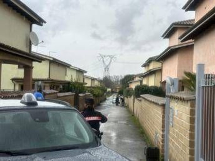 Femminicidio Anguillara, nuovi accertamenti nella villetta e su auto Carlomagno. Ancora nessuna traccia dell'arma del delitto Femminicidio Anguillara, nuovi accertamenti nella villetta e su auto Carlomagno. Ancora nessuna traccia dell'arma del delitto